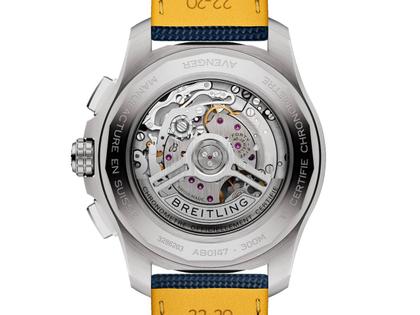 Breitling Avenger B01 Chronograph 44 Automatik Edelstahl blaues Zifferblatt dunkelblaues Lederband – Herrenuhren Chronograph aus Edelstahl und Leder. Das Gehäuse ist rund und silber. Das Lederarmband ist blau. Das Zifferblatt ist ein Index in blau. – Ansicht 3