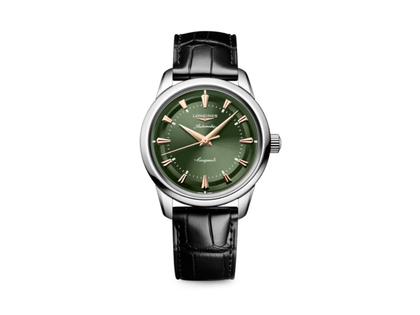 Longines Conquest Heritage Automatik Edelstahl 38mm grünes Zifferblatt schwarzes Lederband – Herrenuhren Uhr ohne Datum aus Edelstahl. Das Gehäuse ist rund und silber. Das Lederarmband ist schwarz. Das Zifferblatt ist ein Index in grün.