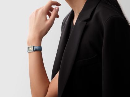 Longines DolceVita   Mini Quarz Edelstahl 22x29mm Brillantbesatz blaues Zifferblatt blaues Lederband – Damenuhren Uhr ohne Datum aus Edelstahl, Leder und vergoldet. Das Gehäuse ist rechteckig und silber. Das Lederarmband Kroko / Alligator ist blau. Das Zifferblatt ist römisch und blau. – Ansicht 5