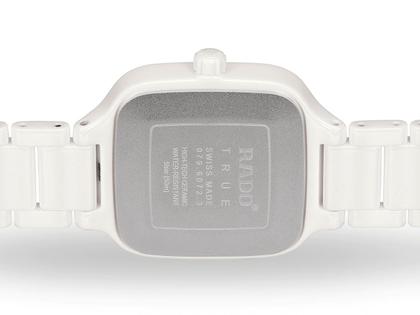 Rado True Square Quarz Keramik weiß Perlmutt Keramikband mit Brillanten – Damenuhren Uhr ohne Datum aus Keramik. Das Gehäuse ist quadratisch und weiß. Das Keramikarmband ist weiß. Das Zifferblatt ist ein Index in weiß. – Ansicht 3