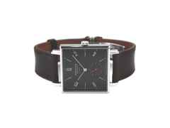 Nomos Glashütte Tetra "175 Years Watchmaking" Black Limited Edition Automatik Edelstahl 33x33mm 421.S4 Full Set Occasion Neu – Herrenuhren Uhr ohne Datum aus Edelstahl. Das Gehäuse ist quadratisch und silber. Das Lederarmband ist braun. Das Zifferblatt ist arabisch Index und schwarz.
