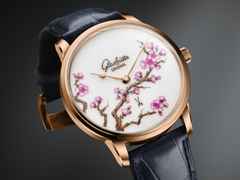 Glashütte Original Senator Meissen Cherry Blossom Automatik Roségold 40mm weißes Porzellan-Zifferblatt blaues Lederband – Herrenuhren Uhr ohne Datum aus 750 Rotgold und Leder. Das Gehäuse ist rund und roségold. Das Lederarmband Kroko / Alligator ist blau. Das Zifferblatt ist ohne Zeichen und weiß. – Ansicht 4