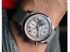 Union Glashütte Belisar Chronograph Automatik Edelstahl 44mm graues Zifferblatt graues Kautschukband – Herrenuhren Chronograph aus Edelstahl und Kautschuk. Das Gehäuse ist rund und silber. Das Kautschuk / Kunststoff / Silikon Armband ist grau. Das Zifferblatt ist arabisch und grau. – Ansicht 3