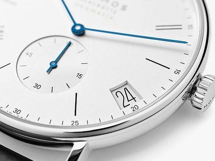 Nomos Glashütte Ludwig neomatik 41 Datum Automatik Edelstahl weißes Zifferblatt schwarzes Lederband – Herrenuhren Uhr mit Datum aus Edelstahl. Das Gehäuse ist rund und silber. Das Lederarmband ist schwarz. Das Zifferblatt ist arabisch Index und weiß. – Ansicht 5