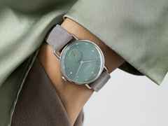 Nomos Glashütte Metro 33 Sage Handaufzug Edelstahl 33mm grünes Zifferblatt graues Lederband Stahlboden – Damenuhren Uhr ohne Datum aus Edelstahl und Leder. Das Gehäuse ist rund und silber. Das Lederarmband ist grau. Das Zifferblatt ist ein Index in grün. – Ansicht 4