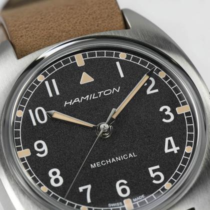 Hamilton Khaki Aviation Pilot Pioneer Mechanical Handaufzug Edelstahl 36x33mm graues Zifferblatt braunes Lederband – Herrenuhren Uhr ohne Datum aus Edelstahl und Leder. Das Gehäuse ist rund und silber. Das Lederarmband ist braun. Das Zifferblatt ist arabisch und schwarz. – Ansicht 5