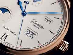 Glashütte Original Senator Excellence Ewiger Kalender Automatik Rotgold 42mm silberfarbenes Zifferblatt braunes Lederband – Herrenuhren Uhr mit Kalender aus 750 Rotgold. Das Gehäuse ist rund und roségold. Das Lederarmband Kroko / Alligator ist braun. Das Zifferblatt ist römisch Index und weiß. – Ansicht 4