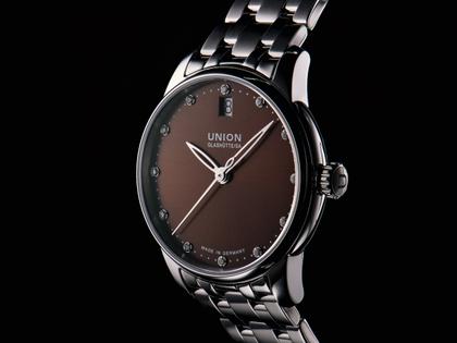 Union Glashütte Seris  Datum Damenuhr braunes Zifferblatt und Brillanten Edelstahlband – Damenuhren Uhr mit Datum aus Edelstahl und Leder. Das Gehäuse ist rund und silber. Das Edelstahlarmband ist silber. Das Zifferblatt ist ein Index in braun. – Ansicht 3