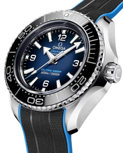 Omega Seamaster Planet Ocean 6000M Ultra Deep Automatik Edelstahl 45,5mm blaues Zifferblatt Kautschukband – Herrenuhren Uhr ohne Datum aus Edelstahl, Keramik und Titan. Das Gehäuse ist rund und silber. Das Kautschuk / Kunststoff / Silikon Armband ist schwarz. Das Zifferblatt ist arabisch Index und blau. – Ansicht 3
