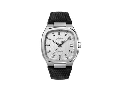 Glashütte Original Seventies Vintage Kollektion Stereo Panel Automatik Edelstahl 39x39mm silbernes Zifferblatt schwarzes Kautschukband – Herrenuhren Uhr mit Datum aus 750 Weißgold, Edelstahl und Kautschuk. Das Gehäuse ist quadratisch und silber. Das Kautschuk / Kunststoff / Silikon Armband ist schwarz. Das Zifferblatt ist ein Index in silber.