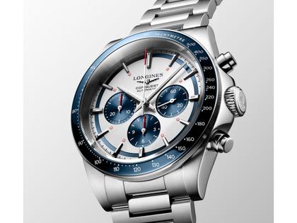 Longines Conquest Chronograph Automatik Edelstahl 42mm weiß-blaues Zifferblatt Metallband – Herrenuhren Chronograph aus Edelstahl und Keramik. Das Gehäuse ist rund und silber. Das Edelstahlarmband ist silber. Das Zifferblatt ist ein Index in weiß. – Ansicht 2