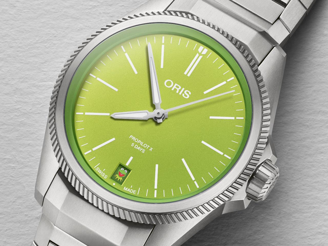 Oris ProPilot X Kermit Automatik Titan 39mm grünes Zifferblatt Metallband – Herrenuhren Uhr mit Datum aus Titan. Das Gehäuse ist rund und grau. Das Titanarmband ist grau. Das Zifferblatt ist ein Index in grün. – Ansicht 3
