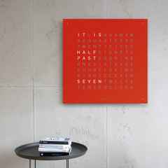 Qlocktwo Earth 90 Red Pepper mit weiß lackiertem Holz – Großuhren Wanduhr aus Edelstahl. Das Zifferblatt ist digital und rot. – Ansicht 2