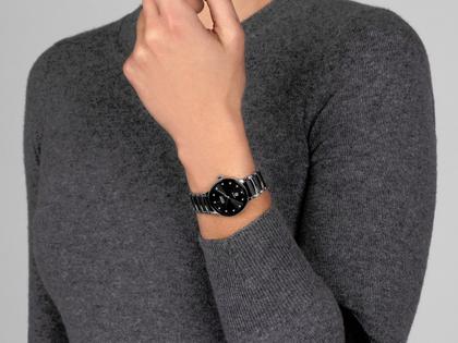 Rado Centrix Diamonds Automatik Edelstahl Roségold-PVD 30,5mm schwarzes Zifferblatt mit Brillanten Metallband – Damenuhren Uhr mit Datum aus Edelstahl und Keramik. Das Gehäuse ist rund und silber. Das Keramikarmband ist schwarz. Das Zifferblatt ist ein Index in schwarz. – Ansicht 6