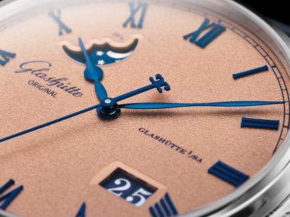 Glashütte Original Senator Excellence Panoramadatum Mondphase Automatik Edelstahl 40mm Frostkupfer Zifferblatt blaues Lederband – Herrenuhren Uhr mit Datum aus Edelstahl und Leder. Das Gehäuse ist rund und silber. Das Lederarmband Kroko / Alligator ist blau. Das Zifferblatt ist römisch und roségold. – Ansicht 3
