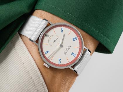 Nomos Glashütte Tangente 38 Datum "175 Years Watchmaking - Love" Handaufzug Edelstahl cremeweißes Zifferblatt graues Textilband Glasboden – Herrenuhren Uhr mit Datum aus Edelstahl. Das Gehäuse ist rund und silber. Das Textilarmband ist grau. Das Zifferblatt ist arabisch Index und beige. – Ansicht 7