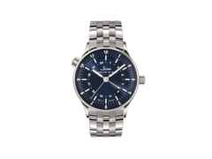 Sinn Spezialuhren 6060 B Frankfurter Weltzeituhr Automatik Edelstahl 38,5mm blaues Zifferblatt Metallband – Herrenuhren Uhr mit Datum aus Edelstahl und Leder. Das Gehäuse ist rund und silber. Das Edelstahlarmband ist silber. Das Zifferblatt ist arabisch Index und blau.
