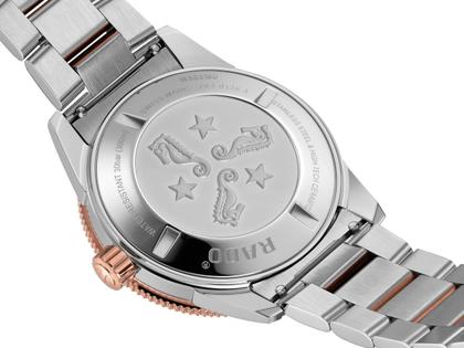 Rado Captain Cook Automatik Edelstahl 42mm roségold beschichtet blau Edelstahlband bicolor – Herrenuhren Uhr mit Datum aus Edelstahl und PVD beschichtet. Das Gehäuse ist rund und silber-roségold. Das Edelstahlarmband ist silber-roségold. Das Zifferblatt ist ein Index in grün. – Ansicht 4
