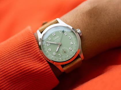 Oris Big Crown Pointer Date Calibre 403 Automatik Edelstahl 40mm grünes Zifferblatt braunes Lederband – Herrenuhren Uhr mit Datum aus Edelstahl und Leder. Das Gehäuse ist rund und silber. Das Lederarmband ist braun. Das Zifferblatt ist arabisch und grün. – Ansicht 6