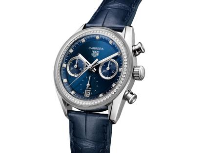 TAG Heuer Carrera Chronograph Automatik Edelstahl 39mm blaues Zifferblatt mit Diamanten blaues Lederband – Herrenuhren Chronograph aus Edelstahl. Das Gehäuse ist rund und silber. Das Lederarmband Kroko / Alligator ist blau. Das Zifferblatt ist ein Index in blau. – Ansicht 2