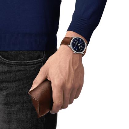Tissot Chemin des Tourelles Powermatic 80 Automatik Edelstahl 42mm blaues Zifferblatt braunes Lederband – Herrenuhren Uhr mit Datum aus Edelstahl und Leder. Das Gehäuse ist rund und silber. Das Lederarmband ist braun. Das Zifferblatt ist ein Index in blau. – Ansicht 5