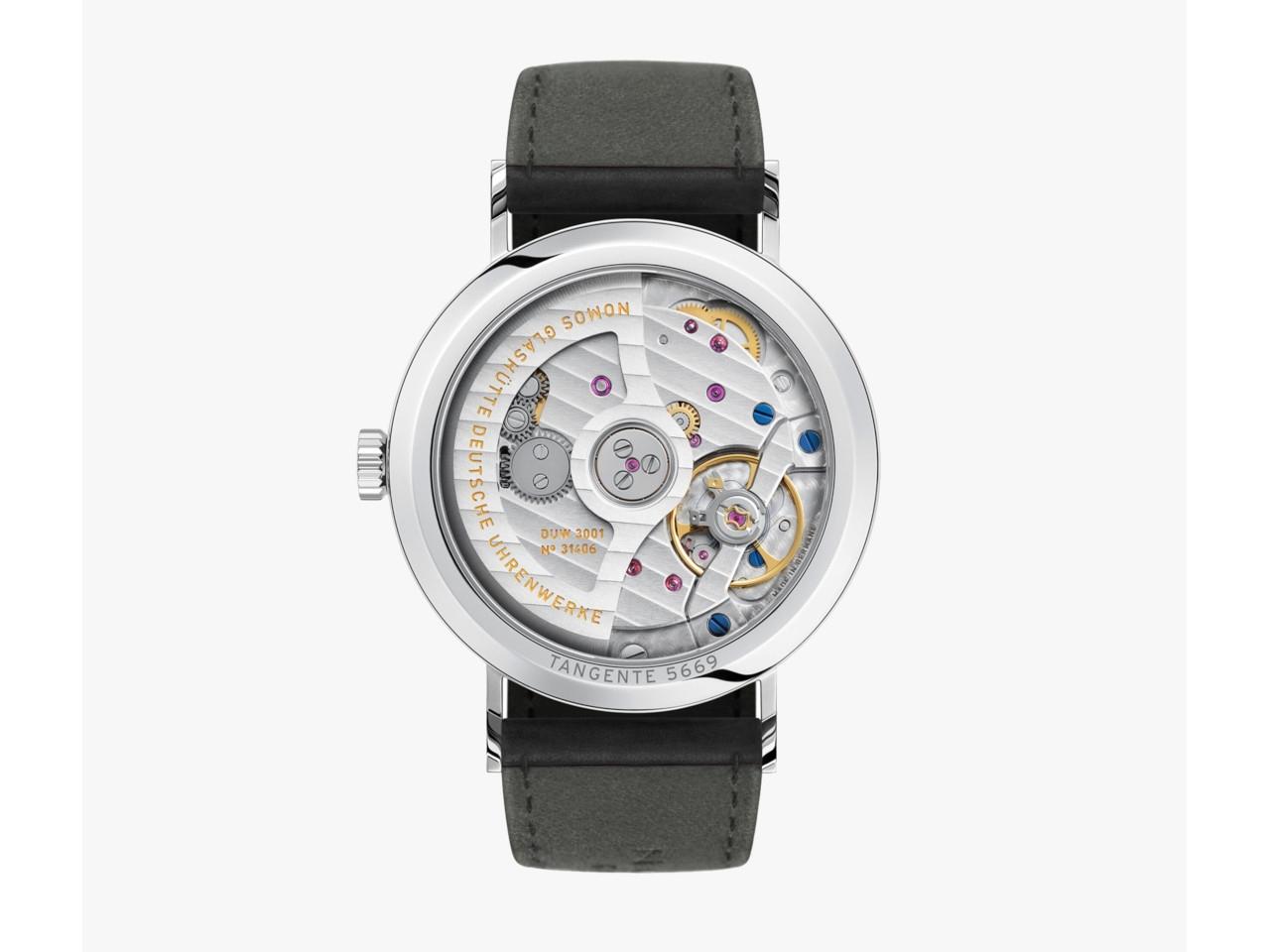 Nomos Glashütte Tangente 35 neomatik Blaugold Automatik Edelstahl 35mm blaues Zifferblatt schwarzes Lederband Glasboden – Damenuhren Uhr ohne Datum aus Edelstahl. Das Gehäuse ist rund und silber. Das Lederarmband ist schwarz. Das Zifferblatt ist arabisch Index und blau. – Ansicht 5