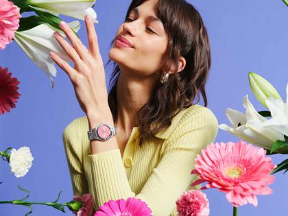 Swatch Irony Lady Blossom Time Petal Charm Quarz Edelstahl 33mm rosa Zifferblatt Metallband – Damenuhren Uhr ohne Datum aus Edelstahl. Das Gehäuse ist rund und silber. Das Edelstahlarmband ist silber. Das Zifferblatt ist ohne Zeichen und rosa. – Ansicht 5