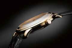 Glashütte Original Sixties Automatik Roségold 39mm silberfarbenes Zifferblatt schwarzes Lederband – Herrenuhren Uhr ohne Datum aus 750 Rotgold. Das Gehäuse ist rund und roségold. Das Lederarmband Kroko / Alligator ist schwarz. Das Zifferblatt ist arabisch Index und silber. – Ansicht 3