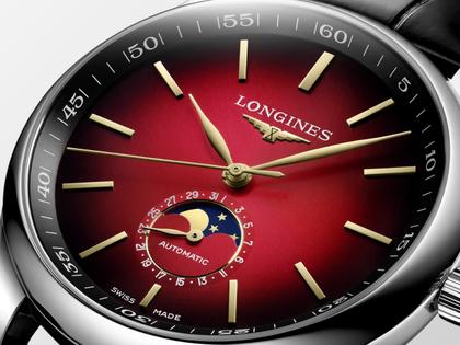 Longines Master Collection Automatik 42 mm  Edelstahl rot Index Lederband "Year of the Horse" Limited Edition – Herrenuhren Uhr mit Datum aus Edelstahl und Leder. Das Gehäuse ist rund und silber. Das Lederarmband Kroko / Alligator ist schwarz. Das Zifferblatt ist ein Index in rot. – Ansicht 2