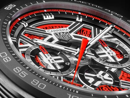 TAG Heuer Carrera Chronograph Extreme Sport Automatik Titan 44mm skelettiertes Zifferblatt oranges Kautschukband – Herrenuhren Chronograph aus Keramik und Titan. Das Gehäuse ist rund und silber. Das Kautschuk / Kunststoff / Silikon Armband ist orange. Das Zifferblatt ist ein Index in orange. – Ansicht 5