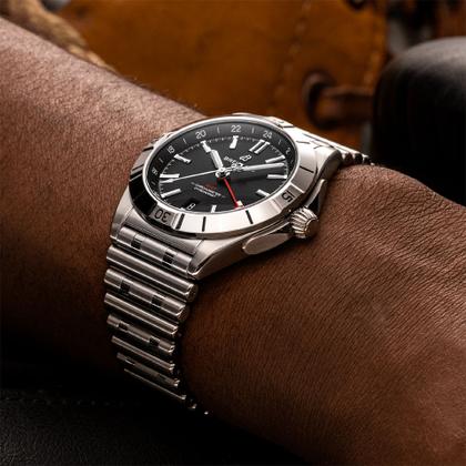 Breitling Chronomat Automatic GMT 40 Edelstahl schwarzes Zifferblatt Metallband – Herrenuhren Uhr mit Datum aus Edelstahl. Das Gehäuse ist rund und silber. Das Edelstahlarmband ist silber. Das Zifferblatt ist ein Index in schwarz. – Ansicht 4