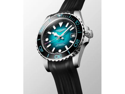 Longines HydroConquest 2026 Commonwealth Games Automatik Edelstahl 39mm türkises Zifferblatt schwarzes Kautschukband – Herrenuhren Uhr mit Datum aus Edelstahl, Kautschuk und Keramik. Das Gehäuse ist rund und silber. Das Kautschuk / Kunststoff / Silikon Armband ist schwarz. Das Zifferblatt ist ein Index in schwarz. – Ansicht 2
