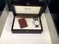 Union Glashütte Belisar Chronograph Sachsen Classic 2018 Limited Edition Automatik Edelstahl 44mm beiges Zifferblatt braunes Lederband – Herrenuhren Chronograph aus Edelstahl und Leder. Das Gehäuse ist rund und silber. Das Lederarmband ist braun. Das Zifferblatt ist arabisch Index und beige. – Ansicht 4