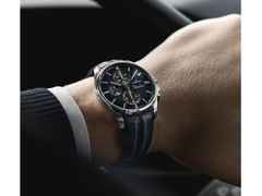 Junghans Meister S Chronoscope Automatik Edelstahl 45mm blaues Zifferblatt blaues Kautschukband – Herrenuhren Chronograph aus Edelstahl, Kautschuk und Leder. Das Gehäuse ist rund und silber. Das Kautschuk / Kunststoff / Silikon Armband ist schwarz. Das Zifferblatt ist ein Index in blau. – Ansicht 3