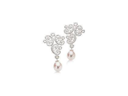 Brigitte Adolph Jewellery Design Figaro Ohrhänger Silber 39mm mit weißen Süßwasserperlen – Ohrschmuck Ohrhänger in silber und aus 925 Silber.