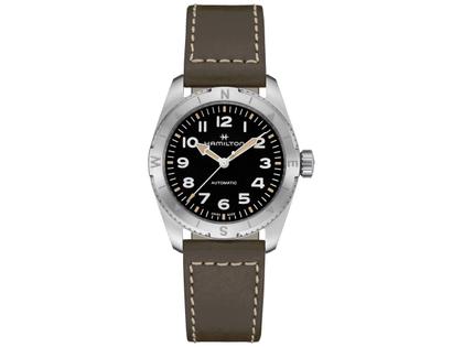 Herrenuhren Uhr ohne Datum aus Edelstahl und Leder. Das Gehäuse ist rund und silber. Das Lederarmband ist grün. Das Zifferblatt ist arabisch und schwarz.