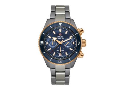 Rado Captain Cook Chronograph Automatik Keramik 43mm blaues Zifferblatt graues Keramikband – Herrenuhren Chronograph aus Edelstahl, Keramik, PVD beschichtet und Titan. Das Gehäuse ist rund und grau. Das Keramikarmband ist grau. Das Zifferblatt ist ein Index in blau.