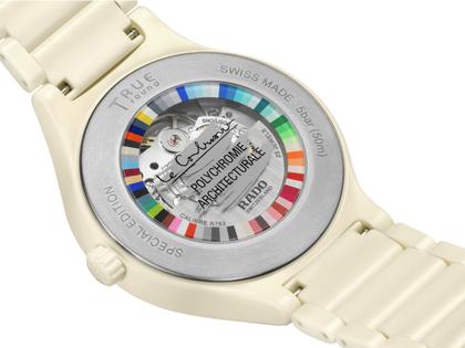 Rado True Round x Les Couleurs Le Corbusier Automatik Keramik 40mm weißes Zifferblatt weißes Keramikband – Herrenuhren Uhr ohne Datum aus Keramik und Titan. Das Gehäuse ist rund und weiß. Das Keramikarmband ist weiß. Das Zifferblatt ist ohne Zeichen und weiß. – Ansicht 4