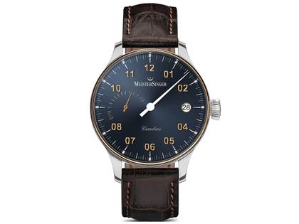MeisterSinger Circularis Handaufzug  Power Reserve stahlgrau Goldlünette – Herrenuhren Uhr mit Datum aus 750 Gelbgold und Edelstahl. Das Gehäuse ist rund und silber-gelbgold. Das Lederarmband Kroko / Alligator ist braun. Das Zifferblatt ist arabisch und grau.