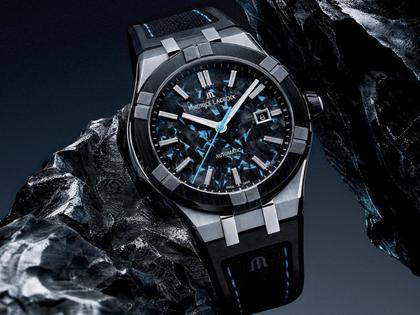 Maurice Lacroix AIKON-IC Frozen Carbon Automatik Edelstahl 43mm Carbon-Zifferblatt schwarzes Kautschukband – Herrenuhren Uhr mit Datum aus Carbon, Edelstahl, Kautschuk und Keramik. Das Gehäuse ist rund und silber. Das Kautschuk / Kunststoff / Silikon Armband ist schwarz. Das Zifferblatt ist ein Index in schwarz. – Ansicht 2