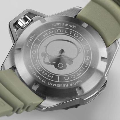 Hamilton Khaki Navy Frogman Automatic Edelstahl 46mm schwarzes Zifferblatt grünes Kautschukband – Herrenuhren Uhr ohne Datum aus Edelstahl und Kautschuk. Das Gehäuse ist rund und silber. Das Kautschuk / Kunststoff / Silikon Armband ist grün. Das Zifferblatt ist arabisch Index und schwarz. – Ansicht 4