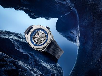 Alpina Alpiner Extreme Skeleton Automatik Edelstahl 39mm blaues Zifferblatt blaues Kautschukband – Herrenuhren Uhr ohne Datum aus Edelstahl und Kautschuk. Das Gehäuse ist rund und silber. Das Kautschuk / Kunststoff / Silikon Armband ist blau. Das Zifferblatt ist skelettiert und blau. – Ansicht 5