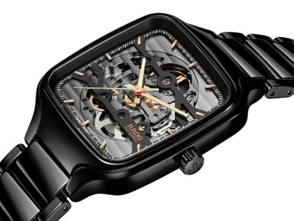Rado True Square Automatik Skeleton Keramik schwarz 38mm Keramikband schwarz – Herrenuhren Uhr ohne Datum aus Keramik und Titan. Das Gehäuse ist quadratisch und schwarz. Das Keramikarmband ist schwarz. Das Zifferblatt ist skelettiert und schwarz. – Ansicht 2