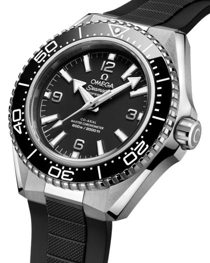Omega Seamaster Planet Ocean 600M Automatik Edelstahl 42mm schwarzes Zifferblatt schwarze Keramiklünette Kautschukband – Herrenuhren Uhr ohne Datum aus Edelstahl und Keramik. Das Gehäuse ist rund und silber. Das Kautschuk / Kunststoff / Silikon Armband ist schwarz. Das Zifferblatt ist arabisch Index und schwarz. – Ansicht 6
