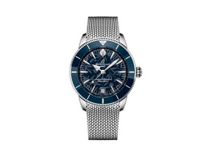 Breitling Superocean Heritage B31 Kelly Slater Automatik Edelstahl 40mm blaues Zifferblatt Metallband limitiert – Herrenuhren Uhr mit Datum aus Edelstahl und Keramik. Das Gehäuse ist rund und silber. Das Edelstahlarmband ist silber. Das Zifferblatt ist ein Index in blau.
