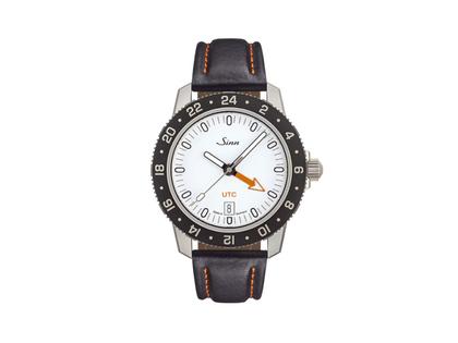Sinn Spezialuhren 105 St Sa W UTC Automatik Edelstahl 41mm weißes Zifferblatt schwarzes Lederband – Herrenuhren Uhr mit Datum aus Edelstahl. Das Gehäuse ist rund und silber. Das Lederarmband ist schwarz. Das Zifferblatt ist ein Index in weiß.