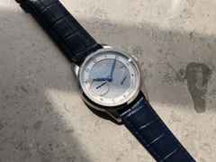 Union Glashütte 1893 Johannes Dürrstein Edition Gangreserve Handaufzug Edelstahl 41mm graues Zifferblatt blaues Lederband – Herrenuhren Uhr mit Datum aus Edelstahl und Leder. Das Gehäuse ist rund und silber. Das Lederarmband ist blau. Das Zifferblatt ist arabisch und grau. – Ansicht 3