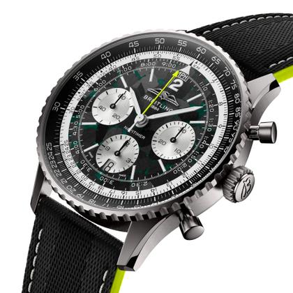 Breitling Navitimer B01 Chronograph 43 Titan Aston Martin Aramco Formula ONE™ Team Limited Edition – Herrenuhren Chronograph aus Titan. Das Gehäuse ist rund und silber. Das Lederarmband ist anthrazit. Das Zifferblatt ist ein Index in anthrazit. – Ansicht 2