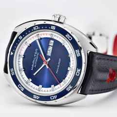 Hamilton American Classic Pan Europe Automatik Edelstahl 42 mm blau Lederband schwarz – Herrenuhren Uhr mit Datum aus Edelstahl und Leder. Das Gehäuse ist rund und silber. Das Lederarmband ist schwarz. Das Zifferblatt ist ein Index in blau. – Ansicht 4