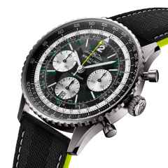 Breitling Navitimer B01 Chronograph 43 Titan Aston Martin Aramco Formula ONE™ Team Limited Edition – Herrenuhren Chronograph aus Titan. Das Gehäuse ist rund und silber. Das Lederarmband ist anthrazit. Das Zifferblatt ist ein Index in anthrazit. – Ansicht 2